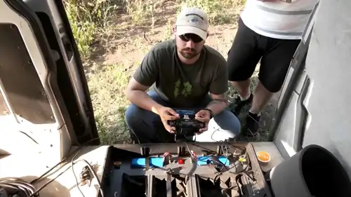 خبير أوكراني يتحكم في مسيرات