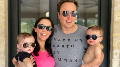 ماسك و شيفون زيليس مع طفليهما