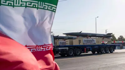 استعراض عسكري في إيران لصواريخ "فتاح"
