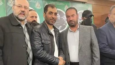  محمد شاهين (وسط) في مناسبة سابقة لحماس بلبنان