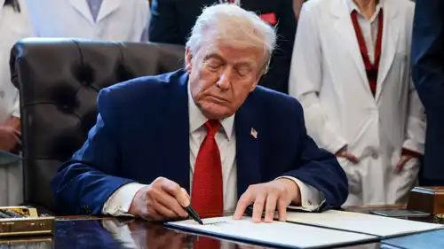 الرئيس الأمريكي دونالد ترامب يوقع أمرًا تنفيذيًا