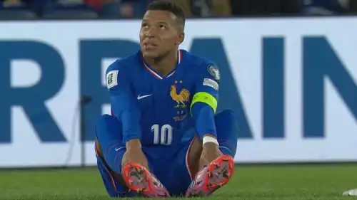 كيليان مبابي لحظات قبل خروجه في مباراة فرنسا وأذربيجان