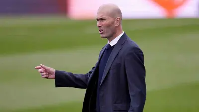 زين الدين زيدان نجم ومدرب ريال مدريد السابق