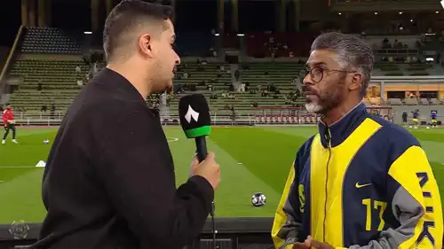 منصور الموسى إداري نادي النجمة يرتدي سترة النصر