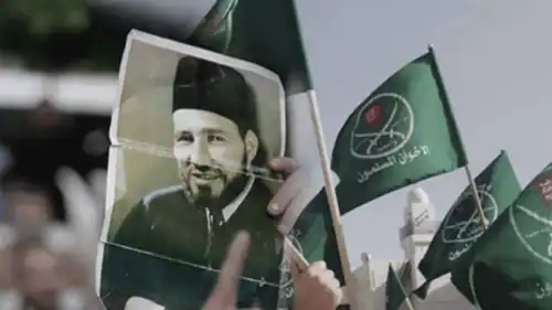 متظاهرون من "الإخوان" يحملون صورة مؤسس الجماعة حسن البنا