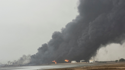 الدخان يتصاعد جراء القصف الإسرائيلي على ميناء الحديدة