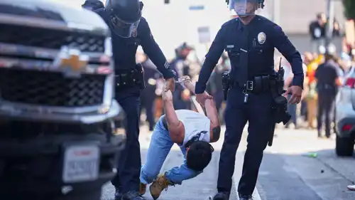 اشتباكات الشرطة مع متظاهرين في لوس أنجلوس خلال احتجاجات ضد مداهمات الهجرة الفيدرالية