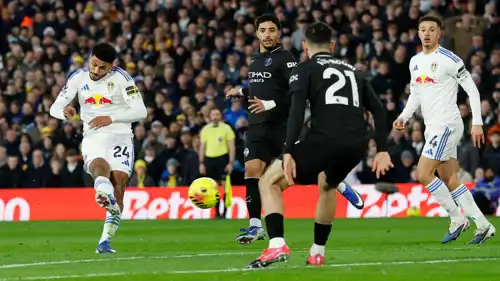 عمر مرموش في مباراة مانشستر سيتي وليدز