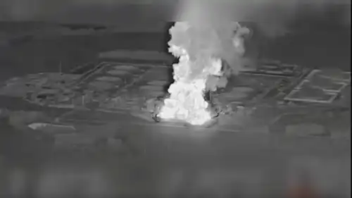 خان يتصاعد من محطة ضخ النفط الروسية "أونيتشا" أثناء حريق