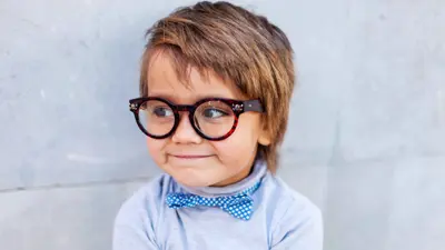 طفل يضع نظارة