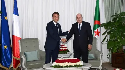 الرئيسان الجزائري عبدالمجيد تبون والفرنسي ايمانيول ماكرون
