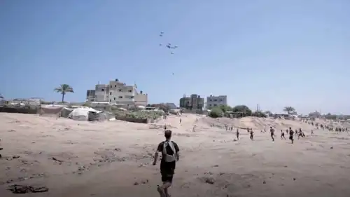 خلال إنزال المساعدات الإماراتية على غزة