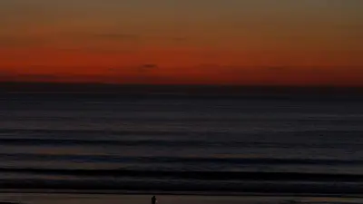 غروب الشمس على شاطئ في كاليفورنيا