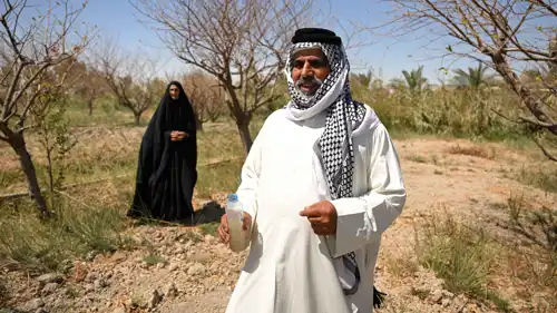 مواطن عراقي يستعرض آثار التلوث المائي في البصرة