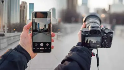 كاميرتا هاتف محمول وDSLR