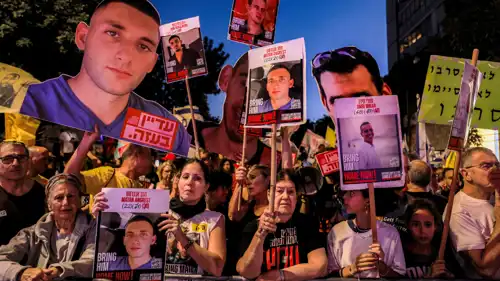 محتجون إسرائيليون يرفعون في وقت سابق صور رهائن غزة 