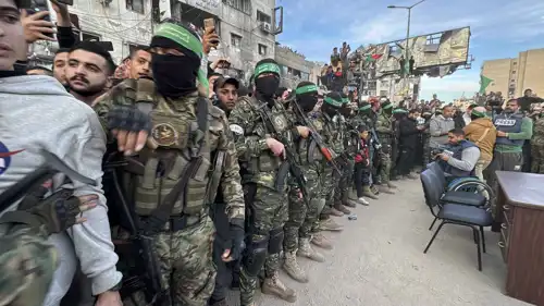 عناصر من حماس لحظة تسليم رهائن إسرائيليين