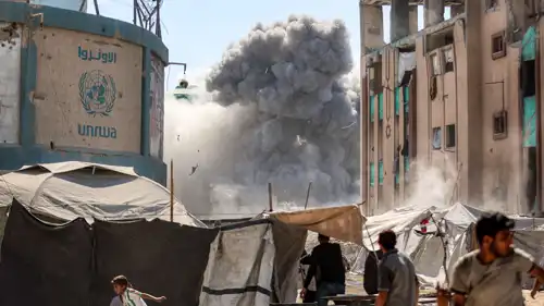 دخان انفجار في أحد مباني الجامعة الإسلامية بغزة في مدينة غزة