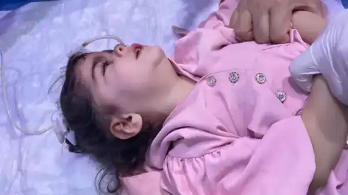 الطفلة الضحية تتلقى الإسعاف