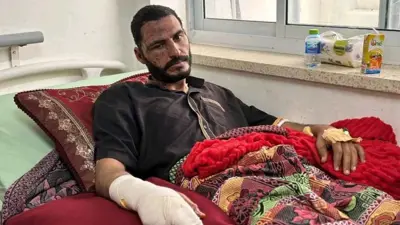 حسن اصليح خلال علاجه بمستشفى ناصر في خان يونس