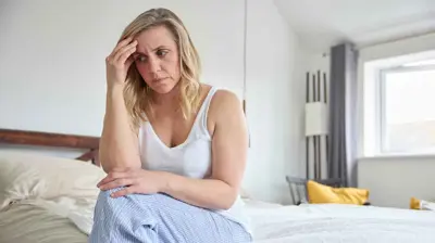سيدة تعاني من أعراض انقطاع الطمث
