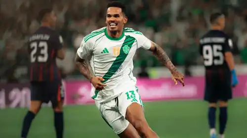 غالينو لاعب الأهلي السعودي في احتفاله بالهدف