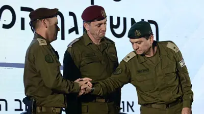 هاليفي مع قيادات في الجيش الإسرائيلي