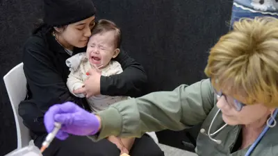 تطعيم أحد الأطفال في مدينة لوبوك بولاية تكساس