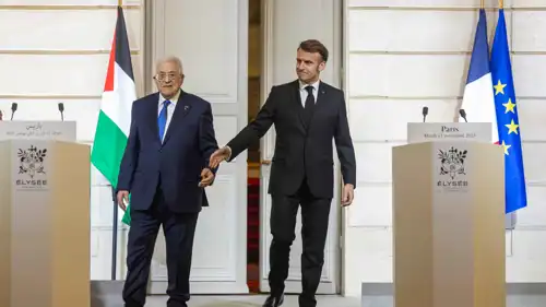 الرئيس الفرنسي ايمانيول ماكرون والفلسطيني محمود عباس