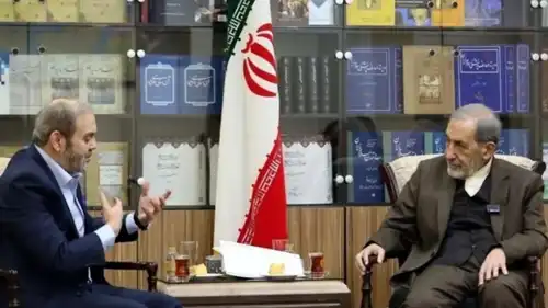 مستشار المرشد الإيراني علي أكبر ولايتي وممثل حزب الله  عبد الله صفي الدين