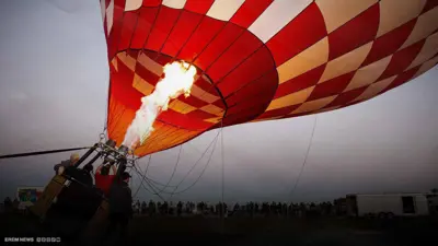 مأساة في الجو.. اشتعال منطاد وسقوط أحد الركاب حتى وفاته