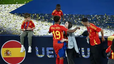 لامين يامال ينفصل على أليكس باديلا مجددا