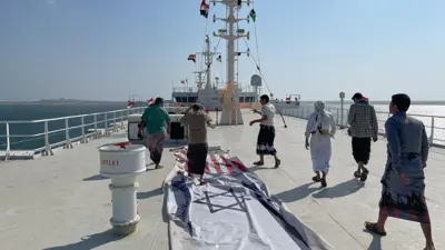 حوثيون على متن سفينة استهدفتها الميليشيا في البحر الأحمر