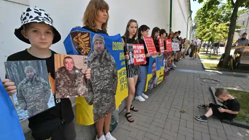 أوكرانيون يحيون ذكرى مقتل جنود في الحرب الروسية الأوكرانية