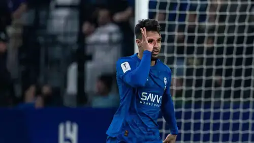 ماركوس ليوناردو نجم الهلال السعودي يحتفل بهدفه