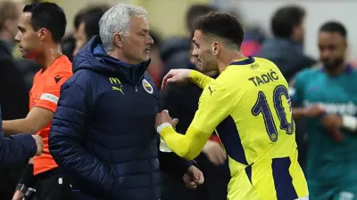 دوشان تاديتش يتحدث مع مدربه مورينيو