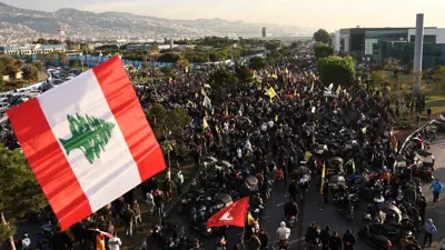 محتجون موالون لـ"حزب الله" قرب مطار بيروت"