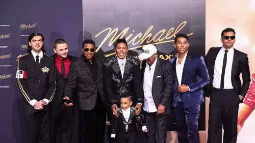 أفراد من عائلة جاكسون في العرض الأول لفيلم عن حياته