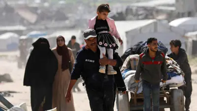 فلسطينيون يغادرون منازلهم بعد أوامر الإخلاء