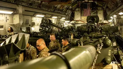 طائرة شحن أمريكية تنقل أسلحة إلى أوكرانيا