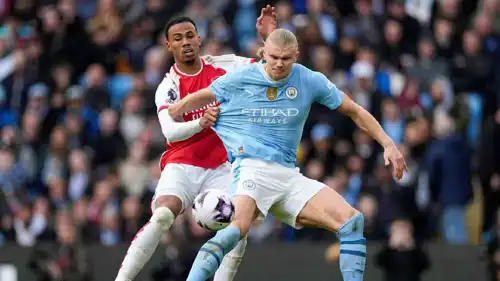 مباراة سابقة بين آرسنال ومانشستر سيتي في الدوري الإنجليزي