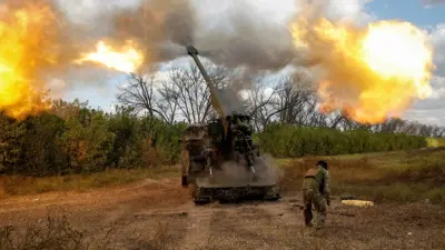 جندي اوكراني يطلق نار المدفعية باتجاه الأراضي الروسية