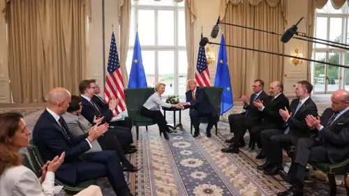 الرئيس الأمريكي دونالد ترامب يصافح رئيسة المفوضية الأوروبية أورسولا فون دير لاين