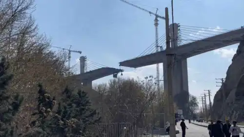 جانب من جسر B1 في إيران بعد استهدافه