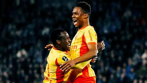 سعود عبد الحميد مع زميله في لانس 