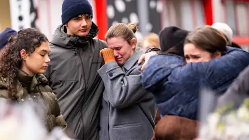 عائلات تبكي ضحايا حريق منتجع سويسرا