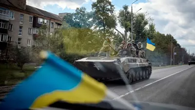 جنود أوكرانيون على دبابة في أحد شوارع كوبيانسك