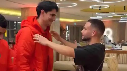 ياسين بونو مع مشجع مغربي