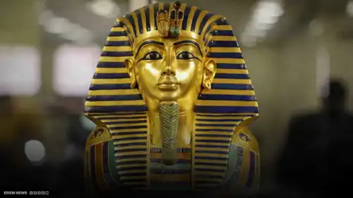 سائحة تنهار باكية أمام "توت عنخ آمون" بعد أن قضت حياتها بدراسته