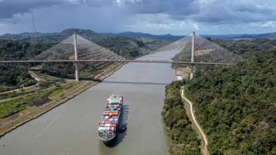 سفينة تجارية تعبر قناة بنما